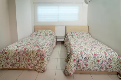 two beds sitting next to each other in a room at Hermoso Apartamento Frente al Mar 2 Habitaciones PAZ148 in Coveñitas