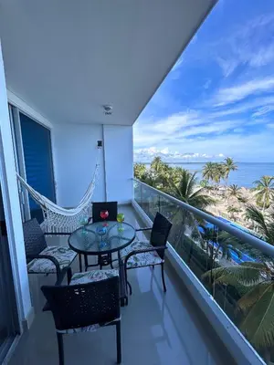 a balcony with a table and chairs and the ocean at Hermoso Apartamento Frente al Mar 2 Habitaciones PAZ148 in Coveñitas