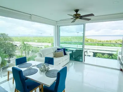 a living room with a ceiling fan and a table and chairs at Apartamento Cartagena en Morros frente a la playa in Cartagena de Indias