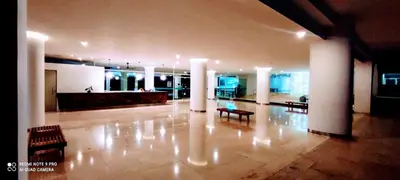 a large lobby with couches and tables in a building at Cartagena primera línea de playa azul frente al mar in Cartagena de Indias