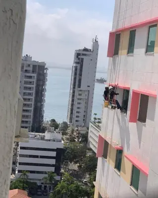two people standing on the side of a building at SOL, ARENA, MAR, y PISCINA in Cartagena de Indias