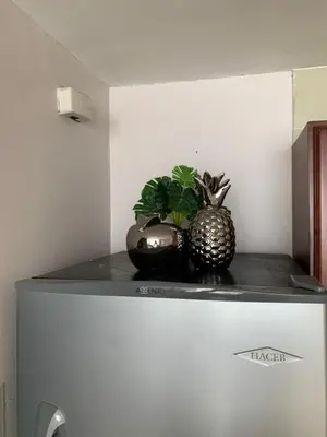 a counter with two vases on top of a refrigerator at SOL, ARENA, MAR, y PISCINA in Cartagena de Indias