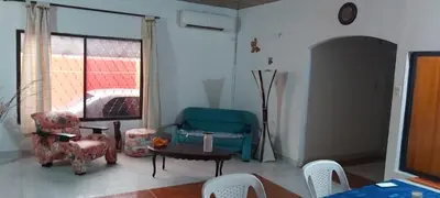 a living room with a chair and a table at Casa ITCI Tours in Cartagena de Indias