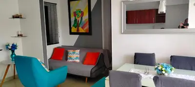 a living room with a couch and a table and chairs at Apto cómodo, confortable para descansar y Disfrutar in Cartagena de Indias