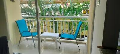two chairs and a table on a balcony with plants at Apto cómodo, confortable para descansar y Disfrutar in Cartagena de Indias