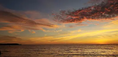 a sunset over the ocean with a cloudy sky at Hermoso apartamento frente al Mar Caribe in Cartagena de Indias