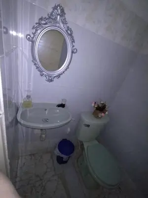 a bathroom with a sink and a toilet and a mirror at HABITACION CERCA DE LA UNIVERSIDAD DEL SINu in Cartagena de Indias