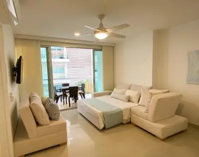 a living room with a couch and two chairs at Vista al mar en Cartagena , Apartamento en Morros in Cartagena de Indias