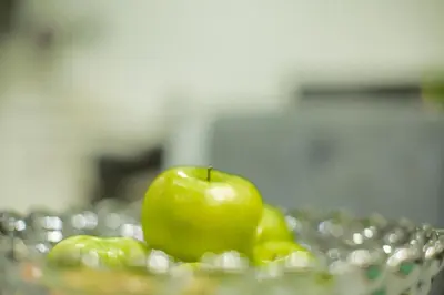 a green apple sitting in a glass bowl at APARTAMENTO MARINARE DE 2 HABITACIONES CON SALIDA DIRECTA A LA PLAYA in Cartagena de Indias
