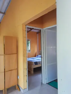 a room with a bed and a door to a bedroom at Cabaña cerca al mar - A 200 mts in Coveñas