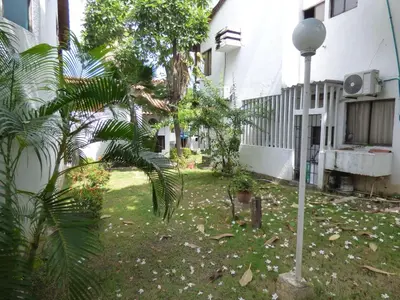 a yard in front of a building with a tree at Puesta del sol in Santa Marta