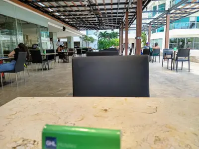 a cafeteria with tables and chairs in a building at Paraíso en Cartagena Confort Privado con Amenidades de Hotel in Cartagena de Indias