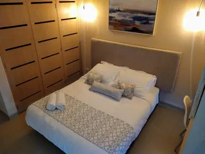 a small bedroom with a bed with pillows at Paraíso en Cartagena Confort Privado con Amenidades de Hotel in Cartagena de Indias