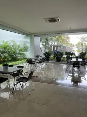 a restaurant with tables and chairs in a building at Edificio Morros Epic Lujo con Panorama in Cartagena de Indias