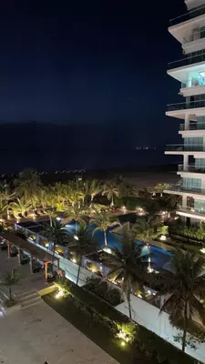 a night view of a resort with palm trees and a building at Edificio Morros Epic Lujo con Panorama in Cartagena de Indias