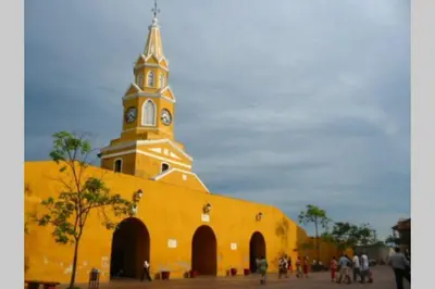 a large yellow building with a clock tower on it at Cartagena de Indias, Mar, historia y diversión ! in Cartagena de Indias