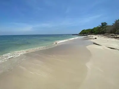a sandy beach with the ocean in the background at Cabaña sostenible Isla Fuerte in Isla Fuerte