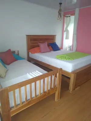 two beds in a room at posada donde Uriel Playa tranquila in Baru