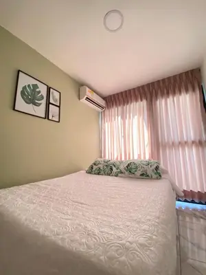 a small bedroom with a bed and a window at Apartamento Edificio Portofino 701 in Cartagena de Indias