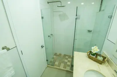 a bathroom with a glass shower with a toilet at Hermoso apartamento en la playa in Cartagena de Indias