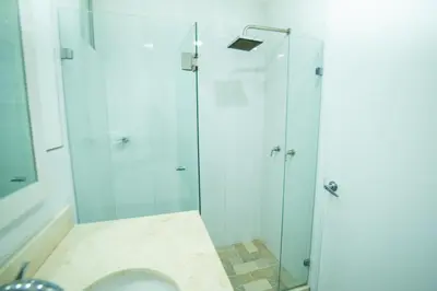 a bathroom with a glass shower with a toilet at Hermoso apartamento en la playa in Cartagena de Indias