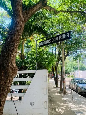 a street sign that reads gardens don ritchie at Santa Marta Bello Horizonte - Cabañas Don Rafa in Santa Marta