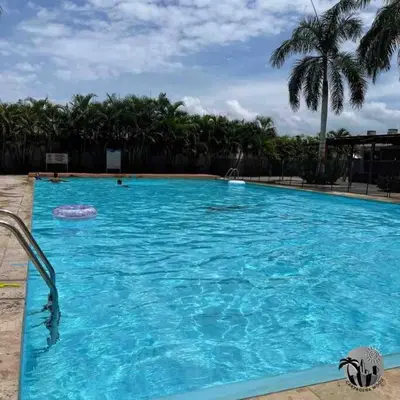 a large blue swimming pool with people in it at Cartagena apartamento in Cartagena de Indias