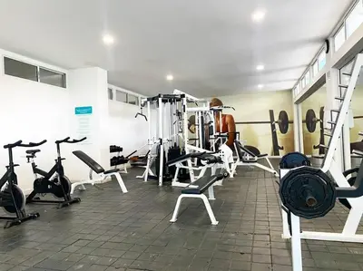 a gym with treadmills and exercise equipment in a room at Hermoso apartamento en la mejor zona de la ciudad in Cartagena de Indias