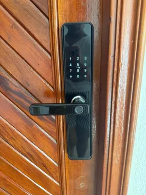 a close up of a door handle on a wooden door at A metros de las playas de Bello Horizonte y de Centro Comercial Zazue in Santa Marta