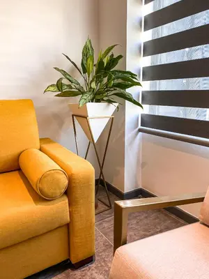 a living room with a yellow chair and a plant at Gz Tower Apartamento Barranquilla in Barranquilla