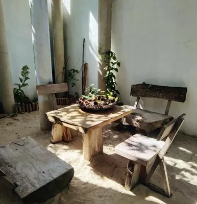 a room with a wooden table with a bowl of fruit on it at Quatro palos in Rincón