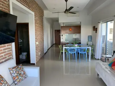 a living room and kitchen with a table and chairs at Hermoso y amplio apartamento en Cartagena de Indias in Cartagena de Indias