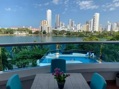 a balcony with a swimming pool and a city skyline at Hermoso y amplio apartamento en Cartagena de Indias in Cartagena de Indias