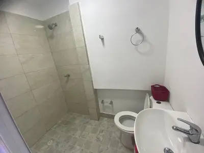 a bathroom with a shower and a toilet and a sink at La casita de max y tim apartaestudio 4to piso in Cartagena de Indias