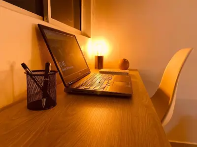 a laptop computer sitting on top of a wooden table at Apartamento Exclusivo - Caribe Campestre Coveñas in Coveñas