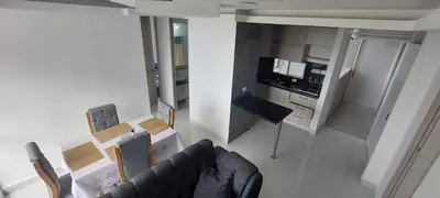 a living room with a couch and a kitchen at HERMOSO APARTAMENTO CON BALCON, 3 Alcobas, 2 baños in Cartagena de Indias