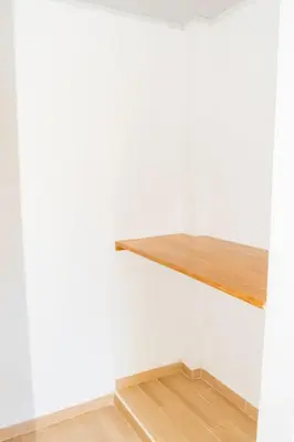 a wooden shelf on the side of a white wall at ZABDI COVEÑAS in Coveñas