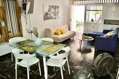 a living room with a table and a couch at Casa del Gato in Cartagena de Indias
