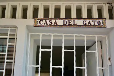 a sign above the door of a casa del gato at Casa del Gato in Cartagena de Indias