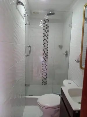 a bathroom with a shower with a toilet and a sink at Apartamento con VISTA AL MAR, A una cuadra de la PLAYA. Piso 16 in Cartagena de Indias