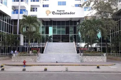 a building with stairs in front of a building at Apartamento con VISTA AL MAR, A una cuadra de la PLAYA. Piso 16 in Cartagena de Indias