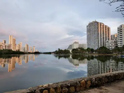 a large body of water in a city with buildings at Apartamento con VISTA AL MAR, A una cuadra de la PLAYA. Piso 16 in Cartagena de Indias