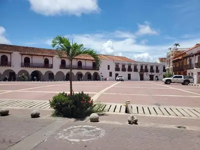a parking lot with a palm tree and a building at Apartamento con VISTA AL MAR, A una cuadra de la PLAYA. Piso 16 in Cartagena de Indias