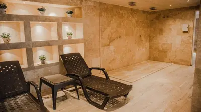 a waiting room with two chairs and a shower at TU CASA EN MORROS 3 in Cartagena de Indias