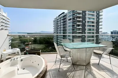 a balcony with a tub and a table and chairs at 2 Dormitorios Jacuzzi y Vista Mar. Frente a playa in Cartagena de Indias