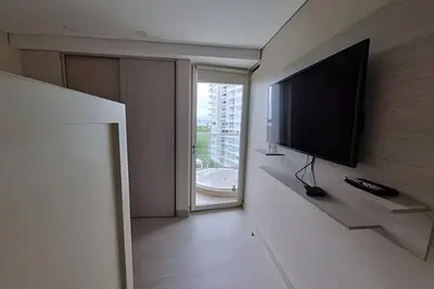 a room with a television and a bathroom with a tub at 2 Dormitorios Jacuzzi y Vista Mar. Frente a playa in Cartagena de Indias
