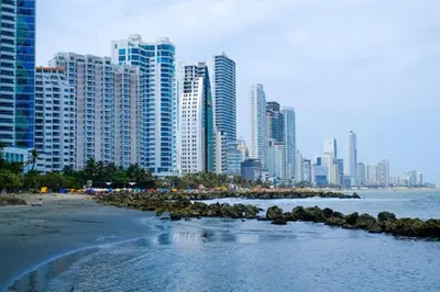 a view of a city with a beach and buildings at MR1-1G APARTAMENTO BASICO CERCA AL MAR CON AIRE ACONDICIONADO Y WIFi PARA 4 PERSONAS in Cartagena de Indias