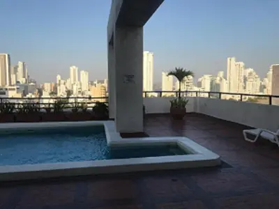 a swimming pool on the roof of a building with a city skyline at MR1-2G APARTAMENTO BASICO CERCA AL MAR CON AIRE ACONDICIONADO Y WIFi PARA 4 PERSONAS in Cartagena de Indias