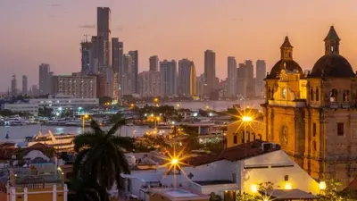 a city skyline with a clock tower at night at MR1-2G APARTAMENTO BASICO CERCA AL MAR CON AIRE ACONDICIONADO Y WIFi PARA 4 PERSONAS in Cartagena de Indias