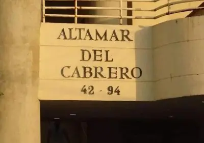a sign for the alhambra de caderro on a building at Espectacular Apartamento cerca al centro Histórico in Cartagena de Indias